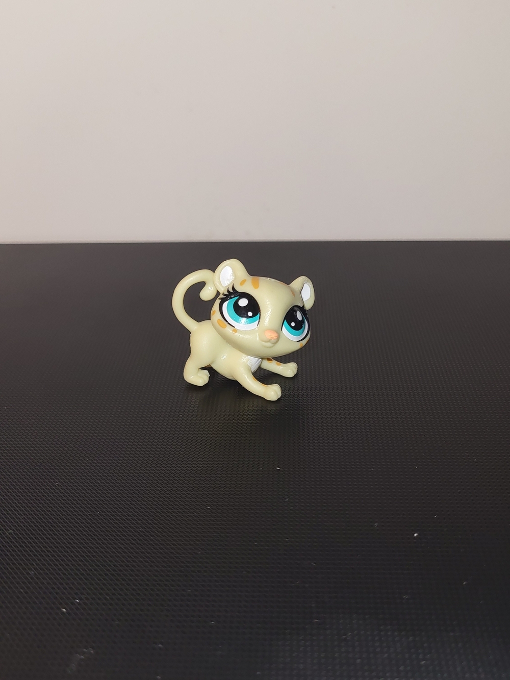 Littlest Pet Shop Beige Kitten with Blue Eyes